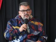 “El 3D todos votaremos 5 veces Sí por la defensa de nuestro Esequibo” “Este 3 de diciembre ningún venezolano puede quedarse sin votar, todos debemos participar en el referéndum por la defensa de nuestra Guayana Esequiba; es un derecho constitucional el manifestarnos y exigir que se respete nuestro territorio”. Así lo expresó el alcalde Rafael Torreaba en torno al tema relacionado sobre el territorio Esequibo y “los atropellos recientemente cometidos por el gobierno de Guyana, siguiendo lineamientos de los Estados Unidos y sus trasnacionales”. El gobierno de Guyana quiere apropiarse de nuestro Esequibo –recalcó el Alcalde-, no respeta nuestra soberanía y lo hace aupado por el Imperio con el objetivo de apoderarse de las riquezas que hay en ese territorio que por ley nos pertenece. “Bajo ningún concepto el pueblo de Venezuela permitirá que se nos quite lo que es nuestro y por ello vamos a realizar un referéndum, un evento bien organizado y sistematizado, que como debe ser contará con el acompañamiento del CNE” sostuvo Torrealba, al agregar que “contrario al fraude que montó la oposición, este evento consultivo será transparente, auditable y con resultados reales”. De la misma manera, el Alcalde de Páez invitó a todo el pueblo venezolano a sumarse desde este lunes 5 a la campaña y organizarse en sus comunidades para ir a ejercer su derecho. “Vamos a votar 5 veces Sí en la consulta, para que una vez más elevemos al mundo nuestra voz y exigir respeto para Venezuela (…) Vamos todos en unidad nacional, vamos sin distinción política o social a defender nuestro territorio". Estas declaraciones fueron realizadas por el alcalde Rafael Torrealba, durante la trasmisión de su programa radial “En Contacto”, que se efectuó desde el sector Pedro Camejo, donde entregó ayudas sociales a través del 1x10 del Buen Gobierno del presidente Nicolás Maduro y el programa “Más que tu Alcalde tu Amigo”. Igualmente, a través del programa “Niño Jesús” que encabeza la primera combatiente Marilys Pérez de Torrealba, entregó una canastilla a una joven próxima a dar a luz. En el lugar, también se realizó una jornada médica integral en la que atendieron más de 80 personas, se hicieron tomas de citologías, se entregaron medicamentos, se brindó atención a niños y niñas con pintacaritas, a los abuelos y abuelas con peluquería y barbería; mientras que la Misión Nevado ofreció consulta y desparasitación para las mascotas.